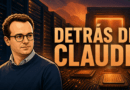 Caricatura editorial reconocible de Dario Amodei delante de servidores y chips de inteligencia artificial, con el texto «DETRÁS DE CLAUDE»; ilustración, no fotografía real de un centro de datos.